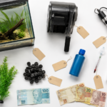 lay de equipamentos de aquario com etiquetas de preco sobre fundo branco
